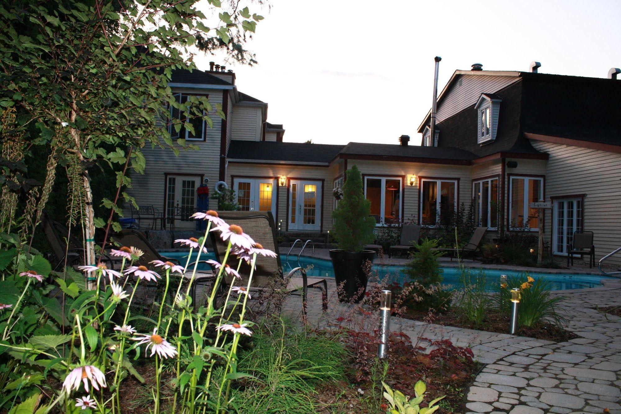 Relais St-Denis Hotel Saint-Sauveur-des-Monts Buitenkant foto
